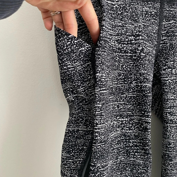 Lululemon Pace Perfect Crop (17") mid Rise Air Time  White Black Size 4 - Picture 12 of 16